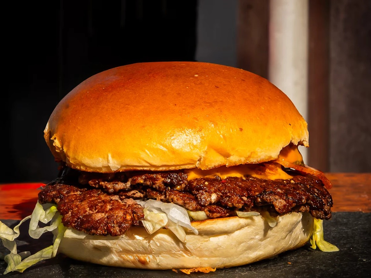 The OG Smash burger met gesmolten cheddar en huisgemaakte saus van Het Frietlokaal